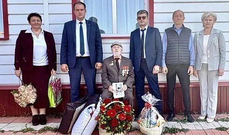 Депутат поздравил ветерана со 100-летием